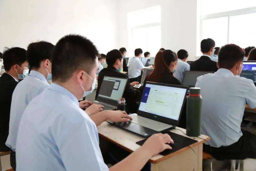 八維教育解析 后端開發(fā)工程師的就業(yè)前景與軟件開發(fā)職場(chǎng)機(jī)遇